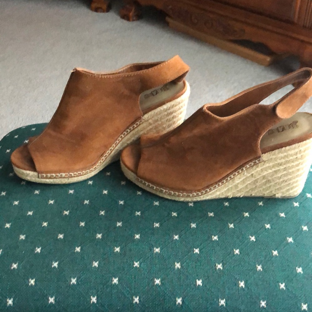 Ladies 4” wedge heel shoe. Suede like fabric